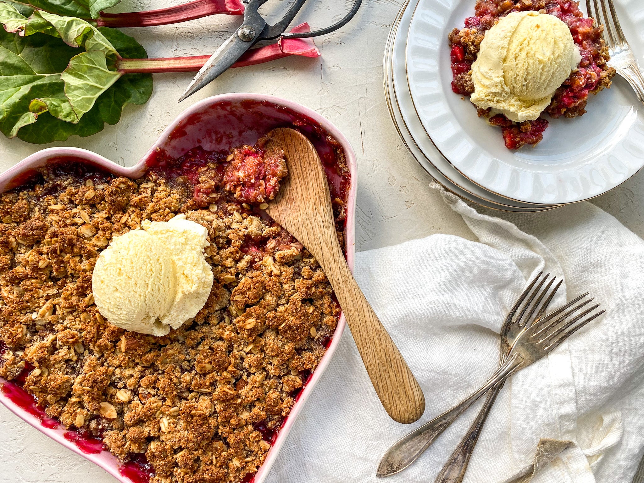 Raspberry Rhubarb Crumble Recipe – beeya wellness